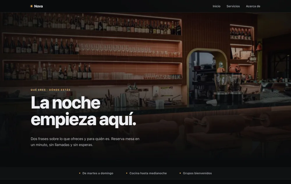 Una web con el diseño Night: una foto oscura de lado a lado, el titular en blanco y el horario en una franja debajo