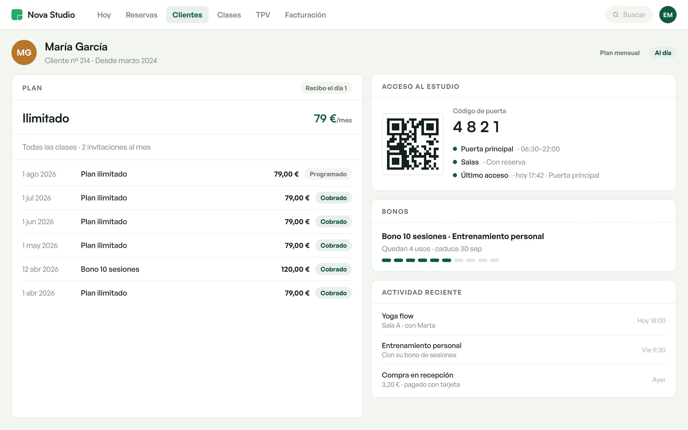 La ficha de una clienta en Prisnap: su plan mensual y sus recibos, el acceso al estudio con QR y código de puerta, bonos y actividad reciente