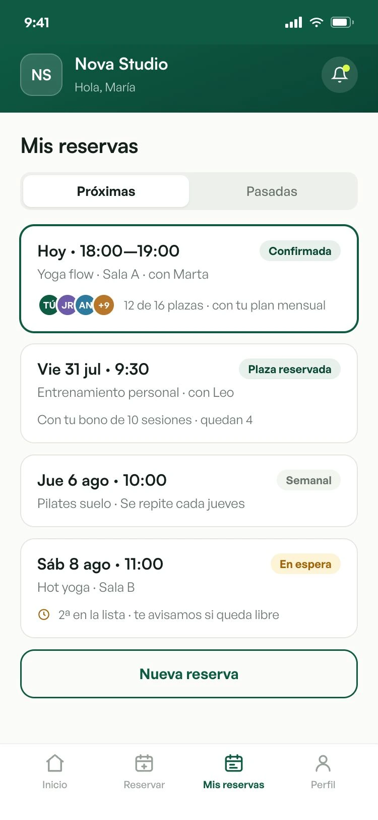 Las próximas reservas de una clienta en la app: una clase de yoga confirmada, una sesión de entrenamiento con bono, un hueco semanal de pilates y una clase en lista de espera